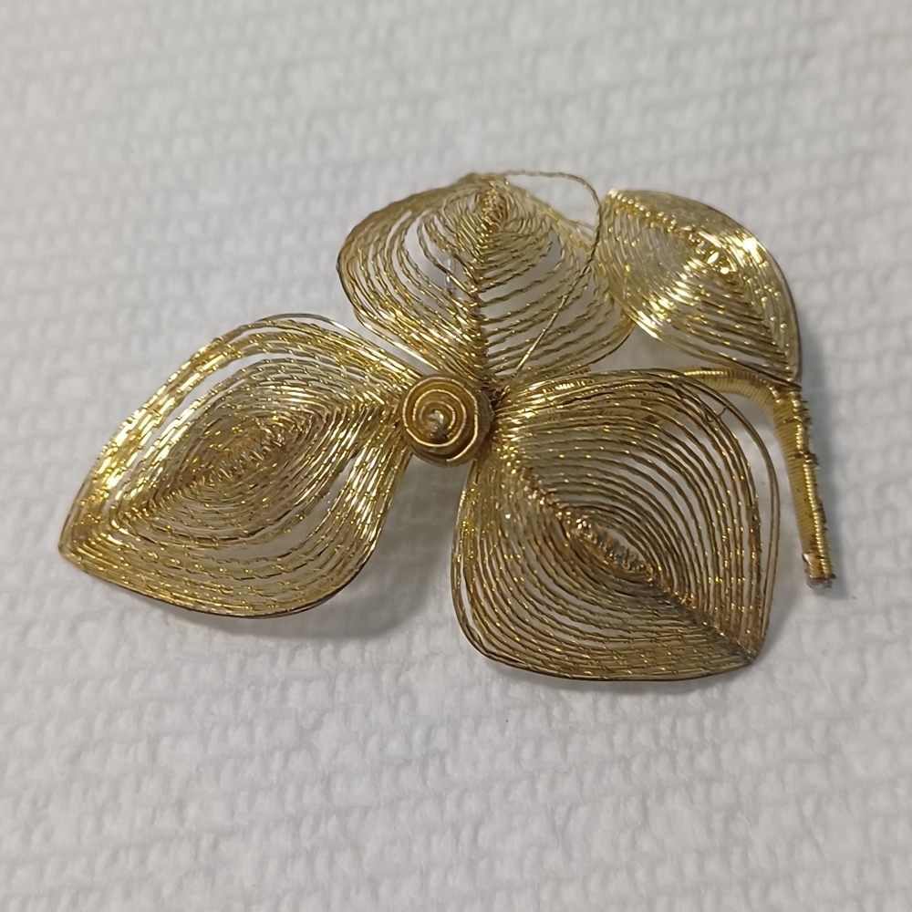 Vintage Goldtone Metal Wire Brooch With Rose